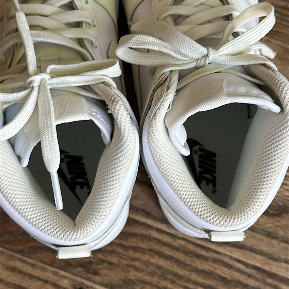 Nike Women's Dunk High Retro Casual Sneakers DD 1869 White Size 6 EUC - Picture 7 of 9